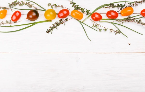 Fondo alimentario ecológico. Estudio foto de diferentes frutas y verduras sobre mesa de madera blanca. Producto de alta resolución . — Foto de Stock