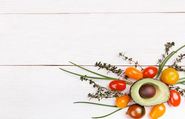 Fondo alimentario ecológico. Estudio foto de diferentes frutas y verduras sobre mesa de madera blanca. Producto de alta resolución . — Foto de Stock