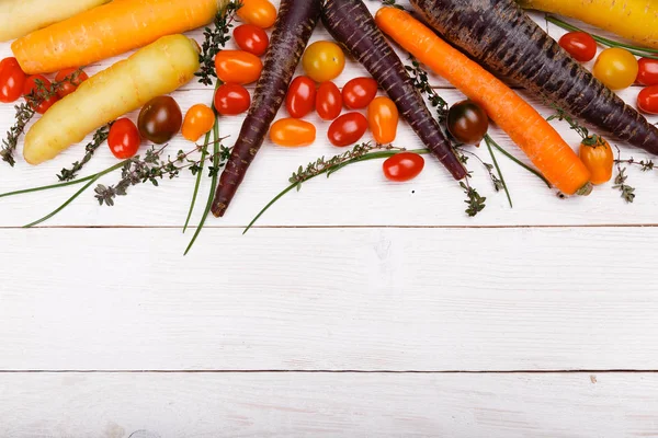 Fondo alimentario ecológico. Estudio foto de diferentes frutas y verduras sobre mesa de madera blanca. Producto de alta resolución . — Foto de Stock