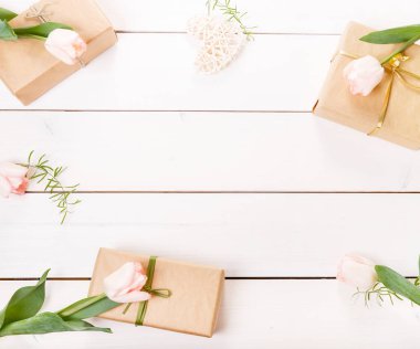 Çiçek kompozisyon. Beyaz arka plan üzerinde pembe çiçek çerçeve yaptı. Sevgililer günü. Düz yatıyordu, en iyi görünümü.