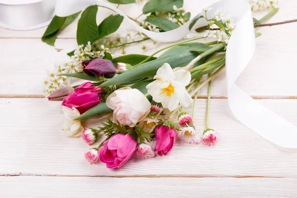 Composición de flores. Marco de flores blancas sobre fondo blanco. Día de San Valentín. Piso tendido, vista superior . — Foto de Stock