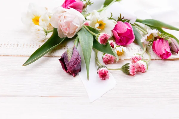 Composición de flores. Marco de flores blancas sobre fondo blanco. Día de San Valentín. Piso tendido, vista superior . — Foto de Stock