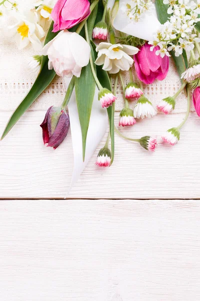 Composición de flores. Marco de flores blancas sobre fondo blanco. Día de San Valentín. Piso tendido, vista superior . — Foto de Stock