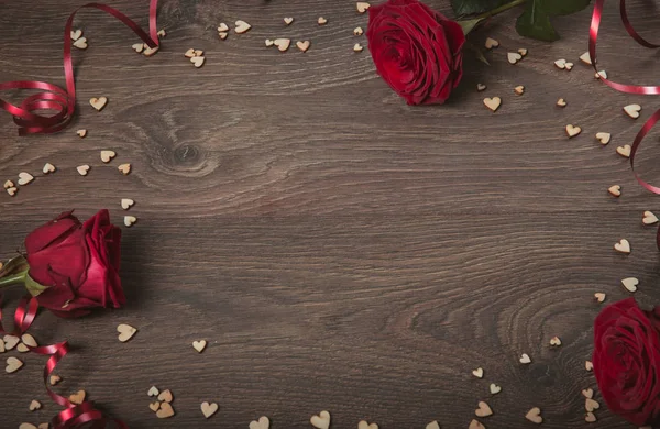 Festive flower composition on wooden background. Overhead view — Stock Photo, Image