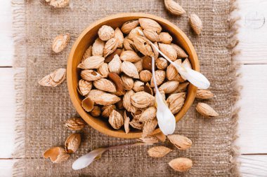 Ahşap kase organik gıda amonds. Gıda mix arka plan, üstten görünüm, düz lay, kopya alanı, afiş