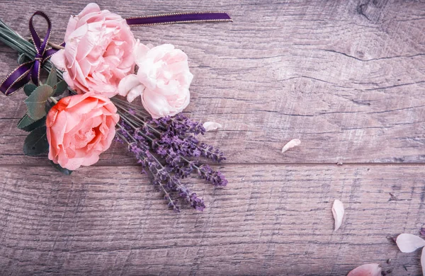 Composición floral festiva sobre fondo de madera. Vista aérea — Foto de Stock