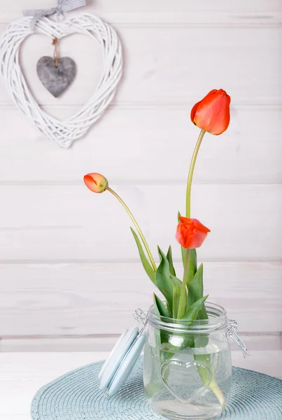 Composizione dei fiori. Cornice in fiori rossi su sfondo bianco. San Valentino. Posa piatta, vista dall'alto . — Foto Stock