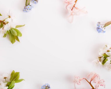 Beyaz ahşap arka planda şenlikli çiçek kompozisyonu. Genel Görünüm