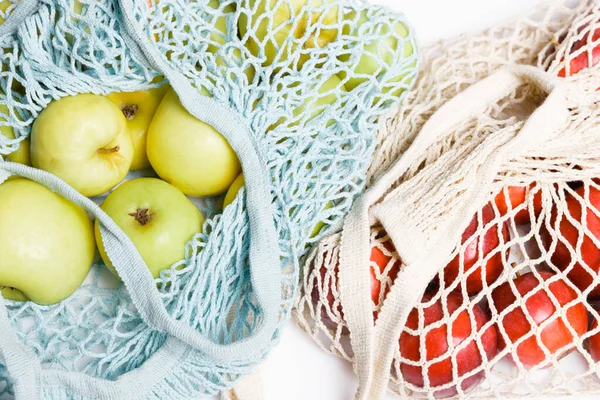 Organic apples in wicker bag for shopping on white background, eco shopping bag concept. — Stock Photo, Image