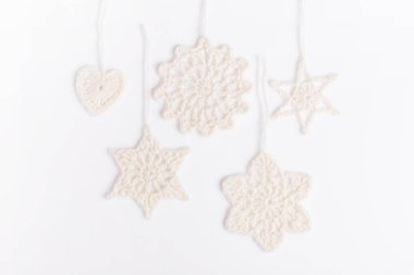 Kenarları beyaz kar taneleriyle bembeyaz bir zemin. Yılbaşı ve yeni yıl tatili geçmişi mesajlaşmak için kullanılıyor. Düz yatış, üst görünüm.