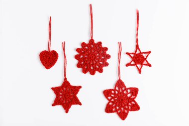 Kırmızı kar tanelerinin sınırında beyaz bir zemin. Yılbaşı ve yeni yıl tatili geçmişi mesajlaşmak için kullanılıyor. Düz yatış, üst görünüm.