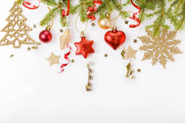 Composición navideña sobre fondo blanco. Piso tendido, vista superior — Foto de Stock