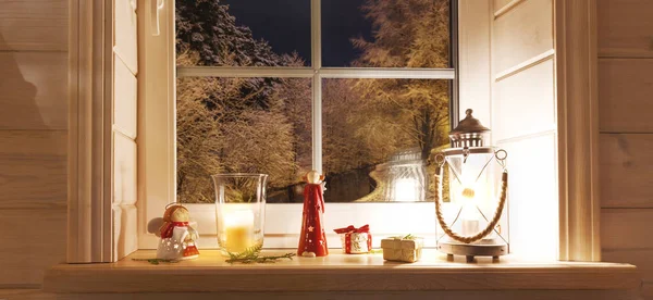 Χριστουγεννιάτικο φανάρι, άγγελοι με δώρα στο παράθυρο ενός ξύλινου σπιτιού με θέα το χειμερινό κήπο τη νύχτα το χειμώνα. — Φωτογραφία Αρχείου