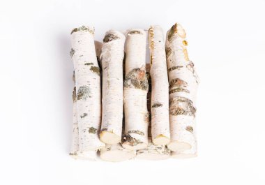 Beyaz arka planda bir odun yığını