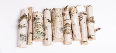 Beyaz arka planda bir odun yığını