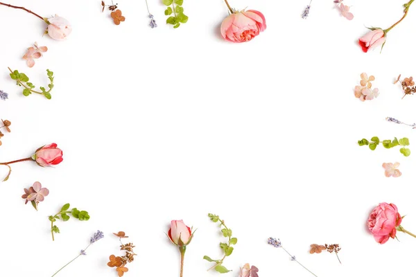 Composición floral festiva sobre fondo de madera blanca. Vista aérea — Foto de Stock