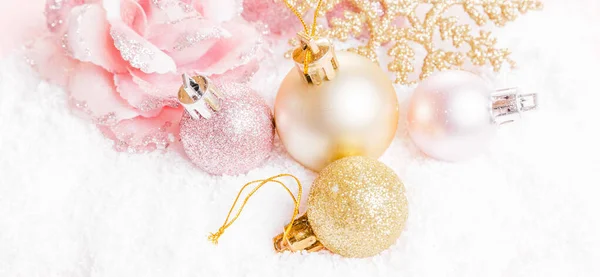 Fiesta creativa oro rosa composición navideña navideña, Navidad rosa decoración fiesta bola con cinta, copos de nieve — Foto de Stock