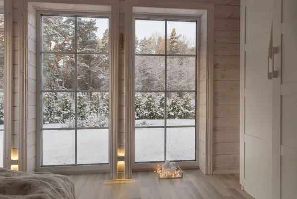 Светлый интерьер студии с большим окном, высоким потолком, белым деревянным полом — стоковое фото