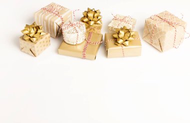 Beyaz masa manzaralı hediye ya da hediye kutuları ve yıldız konfetileri. Doğum günü, Noel ya da düğün için düz konum.