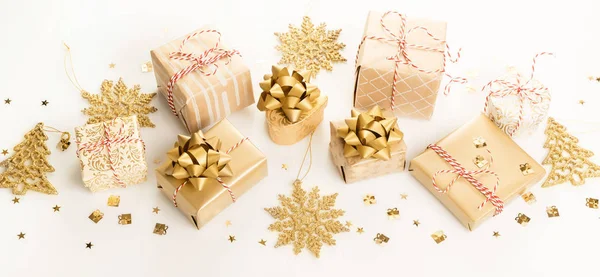 Regalo o regalo de cajas y estrellas confeti sobre mesa blanca vista superior. Composición laica plana para cumpleaños, Navidad o boda . — Foto de Stock
