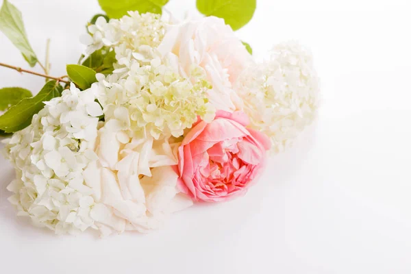 Hortensia blanca, rosa rosa flores borde panorámico, bandera, fondo romántico de boda. Puesta plana . —  Fotos de Stock