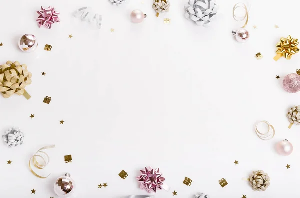 Composición navideña. Patrón festivo creativo de plata dorada con cinta sobre fondo blanco . — Foto de Stock