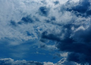 Fırtınalı bulutlar ile dramatik gökyüzü. Gök gürültülü sağanak gökyüzü arka planını bulutlar. Fırtınalı bulutlar ile dramatik gökyüzü