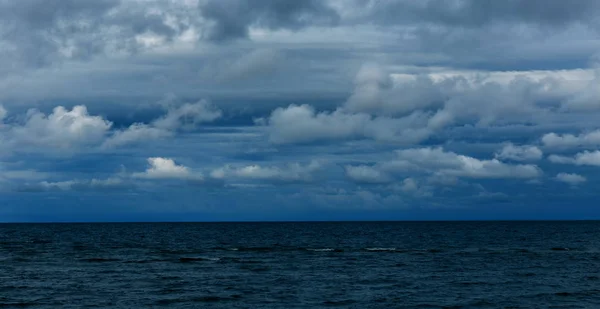 Céu dramático com nuvens tempestuosas. Trovoada nuvens céu fundo. Céu dramático com nuvens tempestuosas — Fotografia de Stock