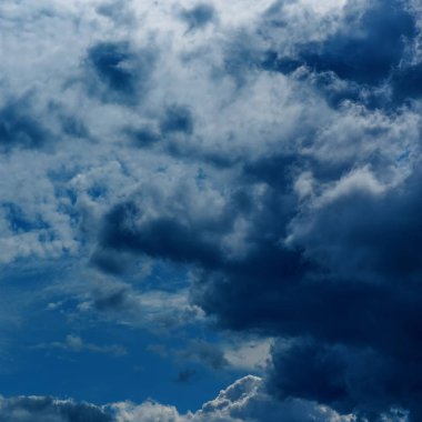 Fırtınalı bulutlar ile dramatik gökyüzü. Gök gürültülü sağanak gökyüzü arka planını bulutlar. Fırtınalı bulutlar ile dramatik gökyüzü