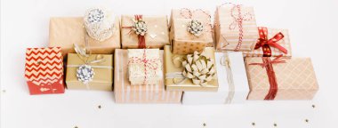 Beyaz masa manzaralı hediye ya da hediye kutuları ve yıldız konfetileri. Doğum günü, Noel ya da düğün için düz konum.