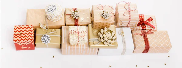 Caixas de presente ou presentes e estrelas confete na vista superior da mesa branca. Composição de leigos planos para aniversário, Natal ou casamento . — Fotografia de Stock