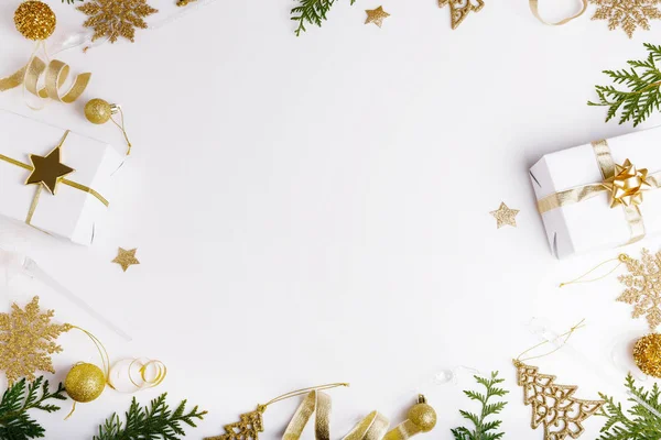 Weihnachtsfeiertagskomposition. festliches, kreatives Goldmuster, Weihnachtsdekor, Geschenkschachtel, Weihnachtsball mit Schleife, Schneeflocken auf weißem Hintergrund — Stockfoto