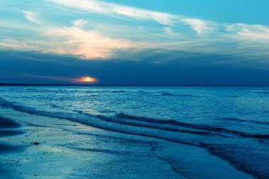 Fırtınalı bulutlar ile dramatik gökyüzü. Gök gürültülü sağanak gökyüzü arka planını bulutlar. Fırtınalı bulutlar ile dramatik gökyüzü