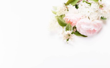 Beyaz arka planda şenlikli çiçek kompozisyonu. Genel Görünüm