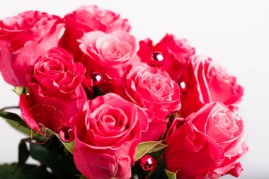 Çiçekçi dükkanında kırmızı güllerden yapılmış lüks buket. Sevgililer Günü için kırmızı gül buketi.