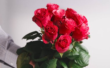 Bir adamın buket verdiği kol. Doğum günü, Anneler, Sevgililer, Kadınlar, Düğün Günü konsepti