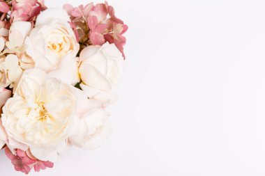 Kırmızı, bordo renklerde çiçek Sonbahar buketi. Güller, ortanca. Beyaz arka plan üzerine çiçek kompozisyonu.