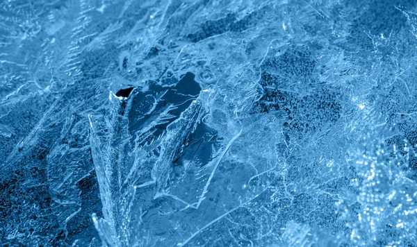 Sfondo astratto della struttura di ghiaccio, in classico colore blu, colore 2020 — Foto Stock