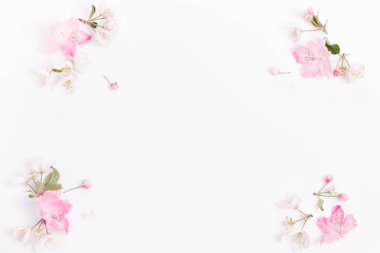 Beyaz ahşap arka planda şenlikli çiçek kompozisyonu. Genel Görünüm