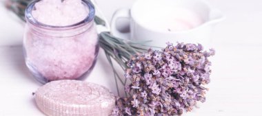 Bir demet lavanta çiçeği ve kozmetik, afiş, spa, güzellik konsepti