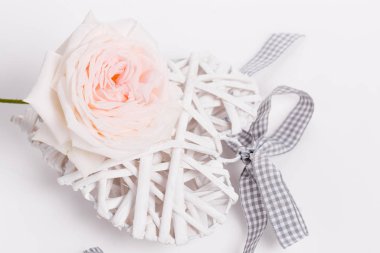 Beyaz arka planda şenlikli bahar çiçekleri ve kalp kompozisyonu