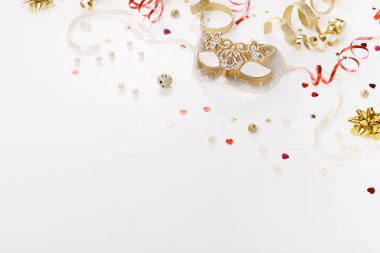 Beyaz arka planda Venedik karnavalı maskesi, düz zemin