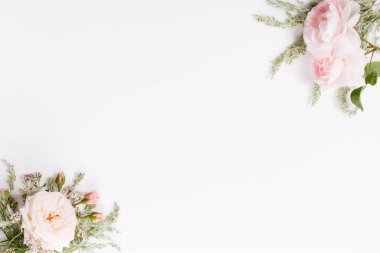 Beyaz arka planda şenlikli çiçek kompozisyonu. Genel Görünüm