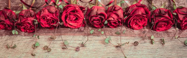 stock image Red roses on wooden background , valentine background in vintage style