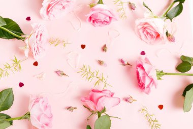 Beyaz ahşap arka planda şenlikli çiçek kompozisyonu. Genel Görünüm