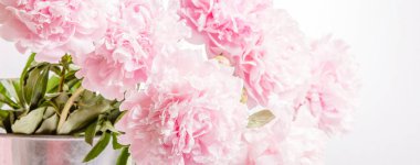 Nazik pembe şakayık demeti yakın plan, düğün kartı, davetiye, romantik görüntü..