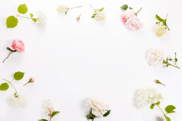 Slavnostní květinová kompozice na bílém dřevěném pozadí. Pohled shora — Stock fotografie