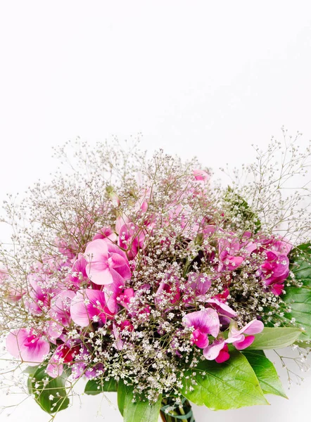 Ramo aireado de primavera de flores moradas guisantes dulces y gypsophila —  Fotos de Stock