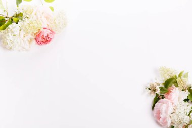 Beyaz ahşap arka planda şenlikli çiçek kompozisyonu. Genel Görünüm