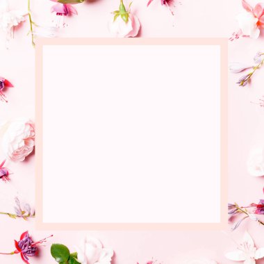 Pembe arka planda şenlikli çiçek kompozisyonu. Genel Görünüm